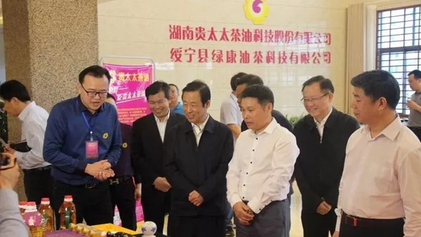 湖南省委副書記、省長許達(dá)哲視察貴太太，鼓勵(lì)貴太太打造一流茶油品牌，助力產(chǎn)業(yè)扶貧